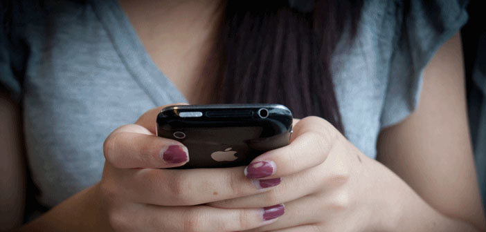Girl-texting-on-iPhone-by-Jhaymesisviphotography-Creative-Commons